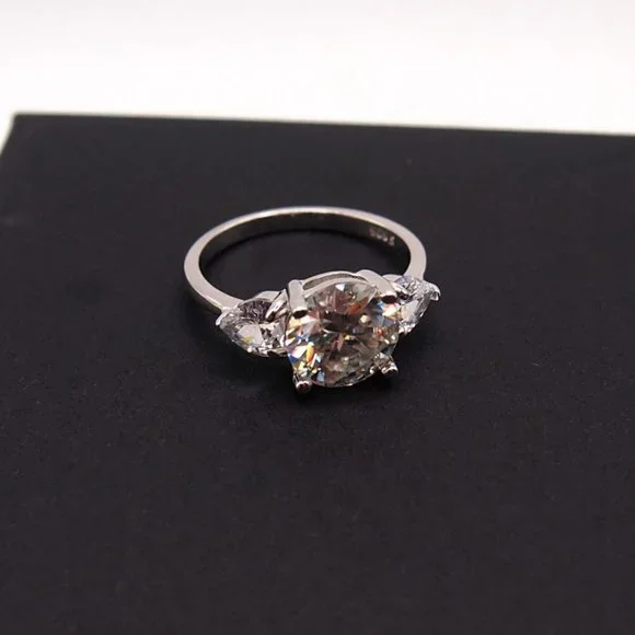 Awesome 3 Stone GRA Certified 2.80ctw Diamond Ring. Side Stones Cut As Heart's - Picture 9 of 15